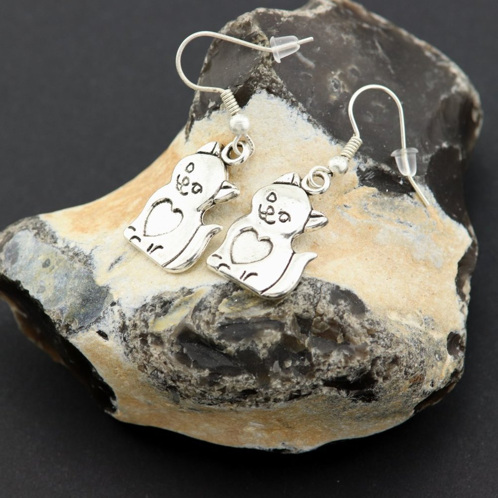 Metal cat dangle earrings, gift for cat lover, gift for her, cat drop earrings - Picture 5 of 6